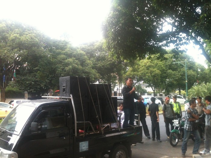 Segilintir Massa Demo Garuda Merah di Depan KPU
