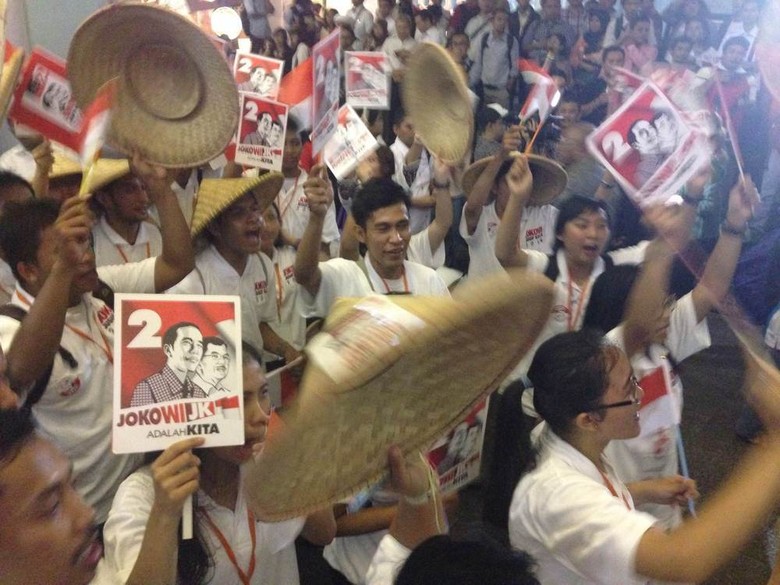 Suasana Panas, Massa Pendukung Prabowo dan Jokowi 'Perang 