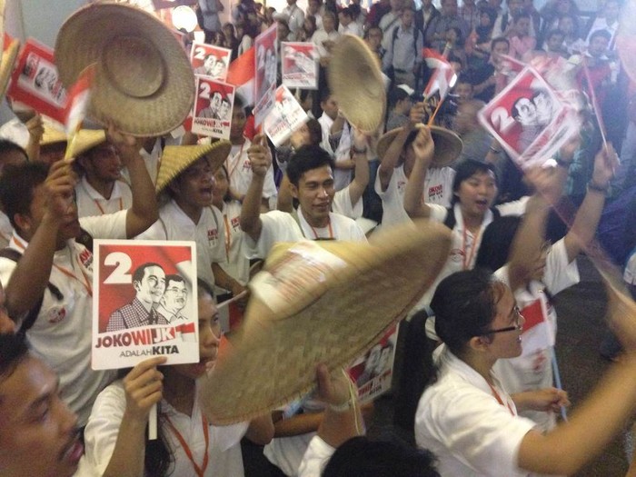 Riuhnya Perang Yel-yel Massa Prabowo dan Jokowi di Balai Sarbini