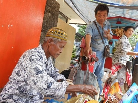 Kakek Afif Sang Guru Honorer yang Sekarang Menjadi Pedagang Kopi