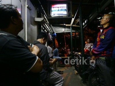 Nobar Debat Capres-Cawapres di Warkop dan Pangkalan Ojek