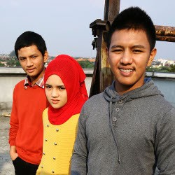 Rilis Album Perdana, Boon Emban Misi Sosial