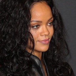 Dikritik Karena Tampil Bugil, Rihanna Balas Unggah Foto Topless TLC
