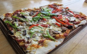 Warung Kayu Api: Char-Grilled Pizza yang Renyah Enak Ada di Sini