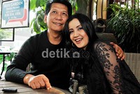 Andi dan Rudi serasi tampil serba hitam. Pool/Noel/detikFoto.