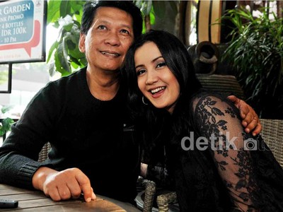 Andi Soraya dan Suami Makin Mesra