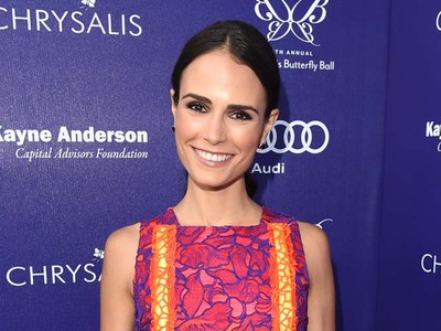 Jordana Brewster Tampil Penuh Warna
