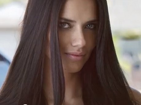 Adriana Lima Ajak Nonton Bola di Iklan KIA