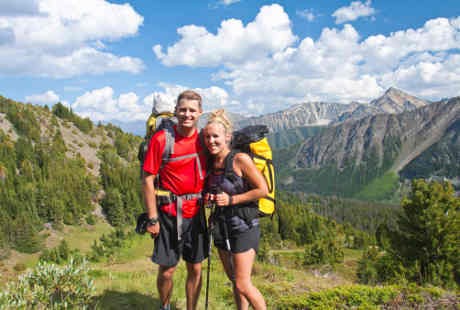 Ona oglining jinsiy azosi qattiq ekanligini payqab, onlayn yordam berishga qaror qiladi.