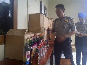Jelang Ramadan, Polsek Pamulang Gelar Razia Miras dan Sita Ratusan Botol