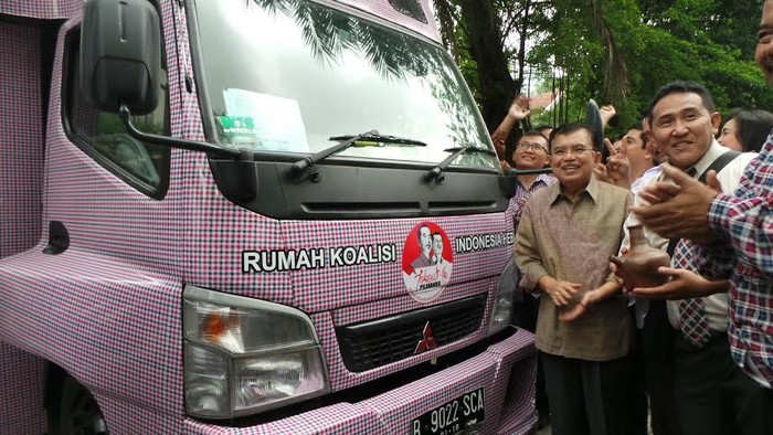 JK Lepas Mobil Kampanye Kotak-kotak dari Rumah Koalisi Indonesia Hebat