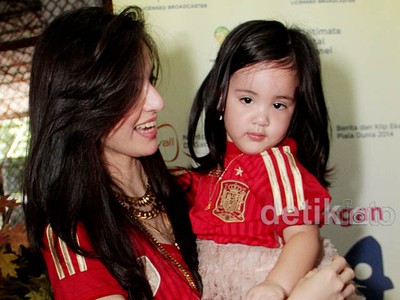 Aww, Lucunya Anak Nia Ramadhani Pakai Jersey Spanyol