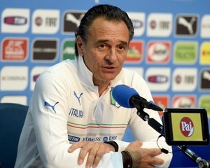 Prandelli Butuh Waktu untuk Benahi Lini Belakang Gli Azzurri