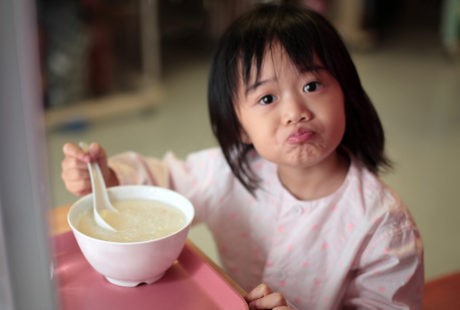 Anak Suka Mengemut Makanan? Ini Penyebab dan Cara Mengatasinya