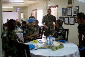 Tentara Asing Doyan Gado-gado dan Sate Ayam Buatan Pasukan TNI