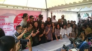 Sebelum Manggung, Slank Cs Salam 2 Jari di Parkit Senayan