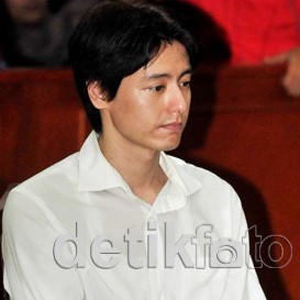 Roger Danuarta Dituntut 1 Tahun 6 Bulan Penjara