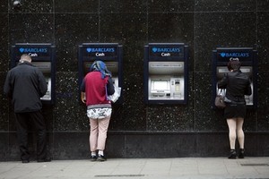 Wah! Bermodal Buku Manual, Bocah Ini Sukses Bobol ATM