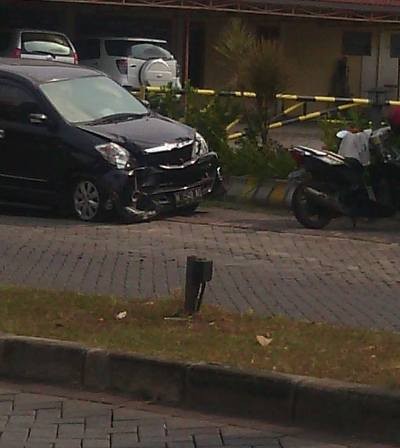 Avanza Loncati Pembatas Jalan, Tiang Telepon Roboh