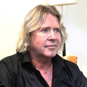 Steve Lillywhite Jatuh Cinta dengan Momo Geisha