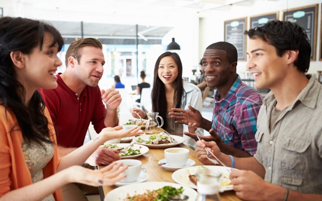 Makan Bersama Teman dan Sambil Duduk Bisa Cegah Asupan Kalori Berlebihan