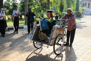Jujur, Sederhana, dan Disiplin Kunci Sukses Raeni Jadi Lulusan Terbaik Unnes