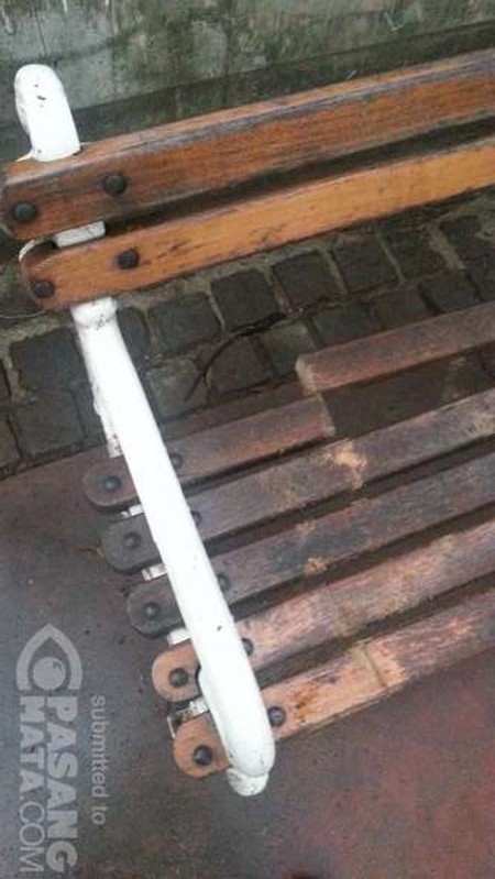Parah! Bangku Taman di Jl Jenderal Sudirman Digergaji