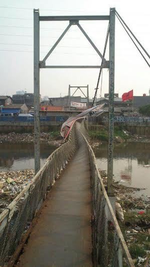 Tali Penyangga Putus, Jembatan di BKB Grogol Terancam Ambruk