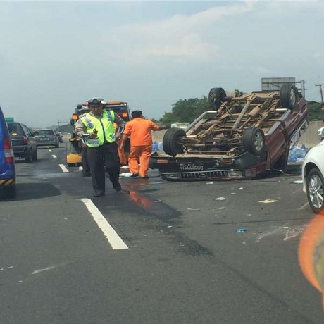 Mobil Pengangkut Galon Air Terbalik di KM 33 Tol Cikampek