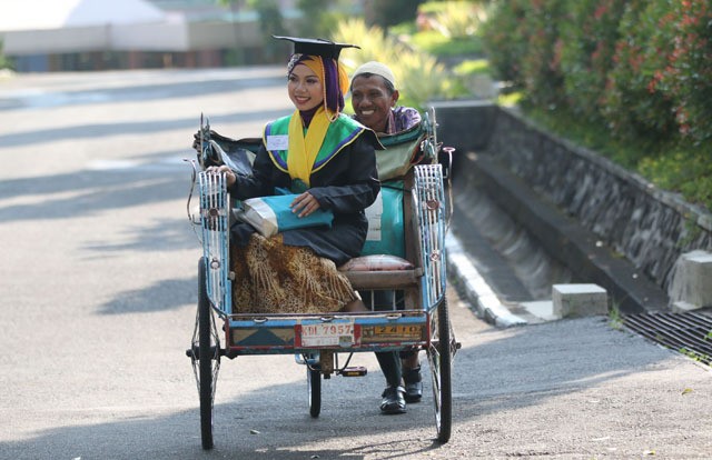 Kisah Raeni, Anak Tukang Becak yang Jadi Wisudawan Terbaik di Unnes