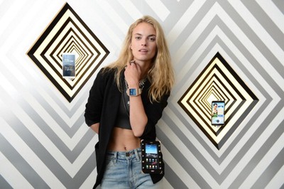 Ketika Model Cantik Bergaya dengan Galaxy Gear
