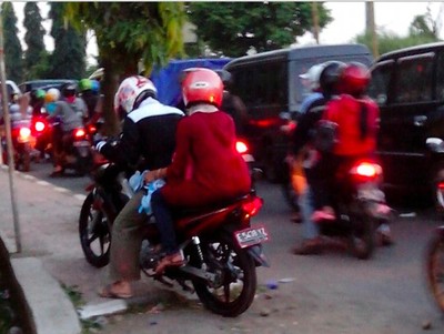Pemotor Naik Trotoar