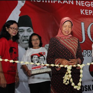 Ibunda Jokowi Resmikan Posko untuk Anaknya di Solo