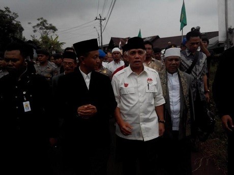 Datangi Haul Rifaiyah, Hatta Disambut Ratusan Warga