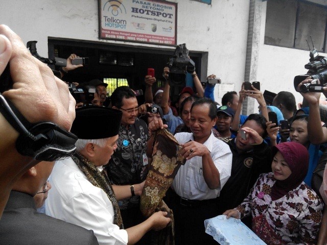 Blusukan di Pasar Setono Pekalongan, Hatta Dikalungi Batik