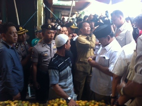 Blusukan ke Pasar di Palembang, Prabowo Cicipi dan Beli Jeruk
