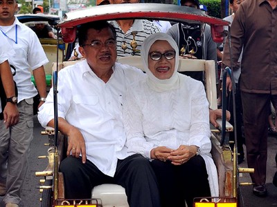 JK dan Istri Naik Becak
