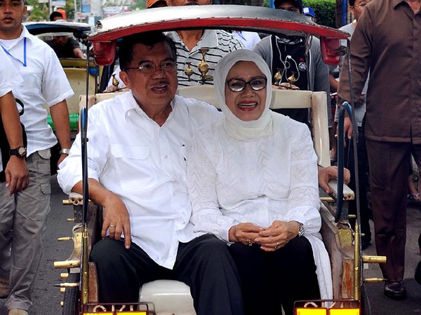 JK dan Istri Naik Becak
