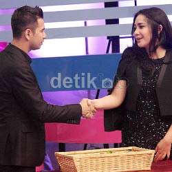 Raffi Ahmad Gandeng Nagita di Pernikahan Fachri dan Renata