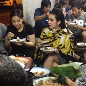 Syahrini Rela Antri Tengah Malam Demi Nasi Gudeg