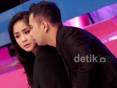 Pijatan Raffi Ahmad untuk Nagita Slavina