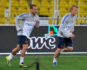 Berpesta, Sneijder, Kuyt & De Jong Dikabarkan Tak Pulang ke Markas Tim