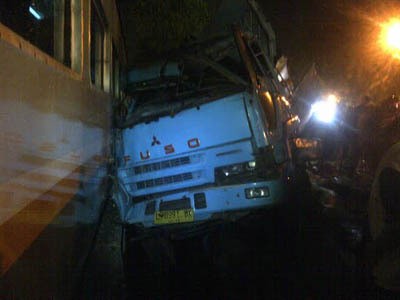 Detik-detik KA Mutiara Timur Sambar Truk di Perlintasan Jemursari
