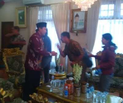 Dicurhati Buruh Pagi-pagi, Ini Sikap Bupati Pasuruan