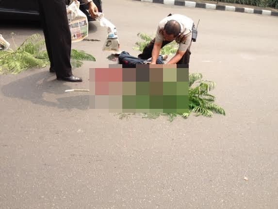 Seorang Pria Berkemeja Hitam Lompat dari Jembatan Semanggi