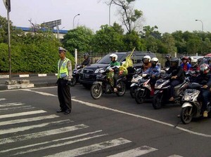 Ada Polisi Jaga, Pemotor pun Jadi Anak Manis yang Berhenti di Belakang Garis Stop