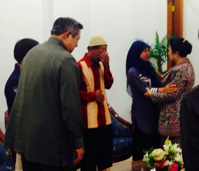 Raeni dan Ayahnya yang Tukang Becak Bertemu SBY di Halim