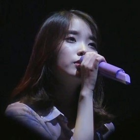 LOEN Rilis 3 Video Penampilan IU di Konser Mini di Seoul
