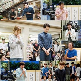 D.O EXO dan Pemeran Drama Its Ok, Its Love Doa Bersama di Lokasi Syuting