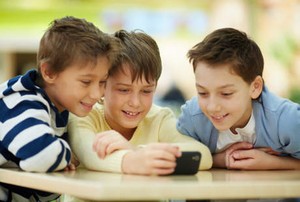 Studi Ini Sebut SMS Bisa Bantu Anak Belajar Mengeja